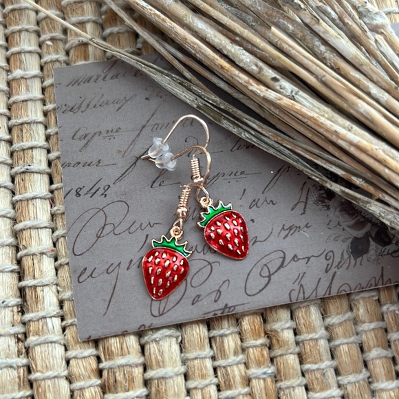 ❤️🍓 Strawberry summer time  novelty earrings handmade - Picture 1 of 2
